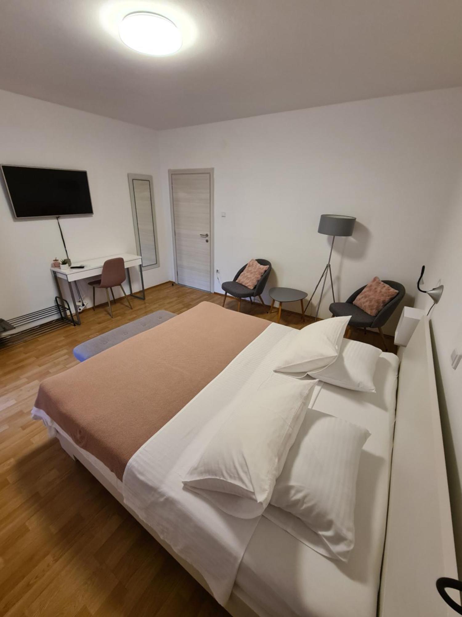 Apartments & Rooms Tom Медулин Екстериор снимка